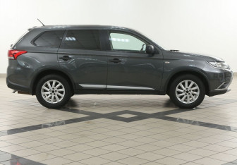 Подержанный автомобиль Mitsubishi Outlander 2015 года (5 фото)