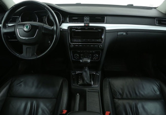 Подержанный автомобиль Skoda Superb Liftback 2011 года (12 фото)
