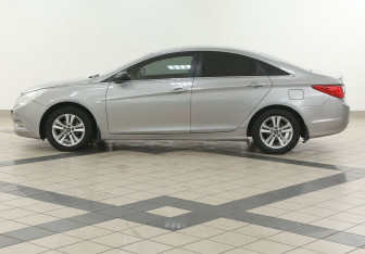 Подержанный автомобиль Hyundai Sonata 2010 года (7 фото)
