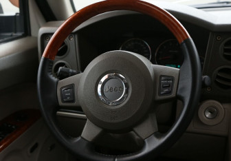 Подержанный автомобиль Jeep Commander 2007 года (16 фото)