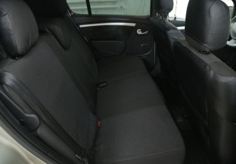Подержанный автомобиль Renault Sandero 2011 года (11 фото)