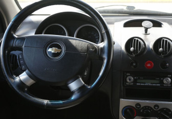 Подержанный автомобиль Chevrolet Aveo Hatchback 2006 года (14 фото)