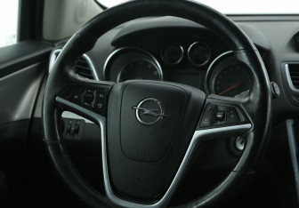Подержанный автомобиль Opel Mokka 2012 года (16 фото)