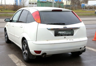Подержанный автомобиль Ford Focus Hatchback 2005 года (4 фото)