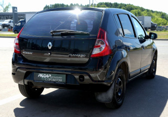 Подержанный автомобиль Renault Sandero 2012 года (6 фото)