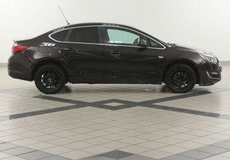 Подержанный автомобиль Opel Astra Sedan 2014 года (5 фото)
