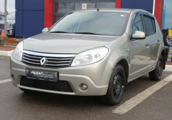 Подержанный автомобиль Renault Sandero 2010 года (3 фото)