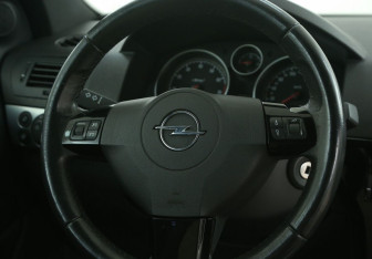Подержанный автомобиль Opel Astra Hatchback 2010 года (16 фото)