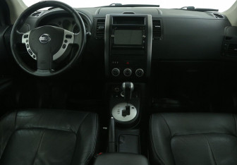 Подержанный автомобиль Nissan X-Trail 2010 года (12 фото)