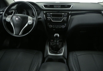 Подержанный автомобиль Nissan Qashqai 2015 года (12 фото)