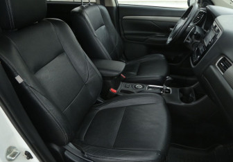 Подержанный автомобиль Mitsubishi Outlander 2012 года (10 фото)