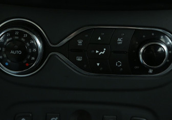 Подержанный автомобиль Renault Sandero 2015 года (17 фото)