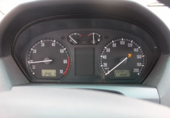 Подержанный автомобиль Skoda Fabia Hatchback 2003 года (15 фото)