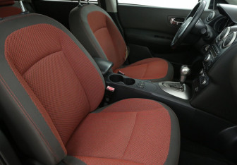 Подержанный автомобиль Nissan Qashqai 2007 года (10 фото)