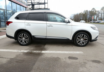 Подержанный автомобиль Mitsubishi Outlander 2015 года (7 фото)