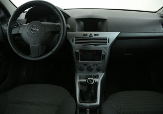 Подержанный автомобиль Opel Astra Sedan 2012 года (12 фото)