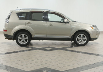 Подержанный автомобиль Mitsubishi Outlander 2008 года (5 фото)