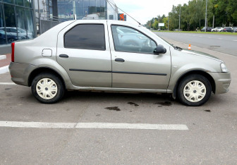 Подержанный автомобиль Renault Logan Sedan 2011 года (7 фото)
