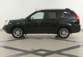 Подержанный автомобиль Nissan X-Trail 2010 года (7 фото)