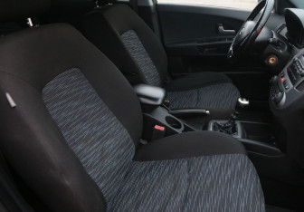 Подержанный автомобиль Kia Ceed Hatchback 2008 года (10 фото)