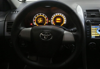 Подержанный автомобиль Toyota Corolla Sedan 2011 года (11 фото)