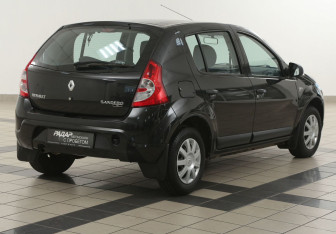 Подержанный автомобиль Renault Sandero 2011 года (4 фото)