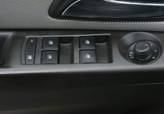 Подержанный автомобиль Chevrolet Cruze Hatchback 2014 года (17 фото)