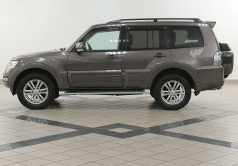 Подержанный автомобиль Mitsubishi Pajero 2014 года (7 фото)