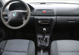 Подержанный автомобиль Skoda Octavia Liftback 2008 года (12 фото)