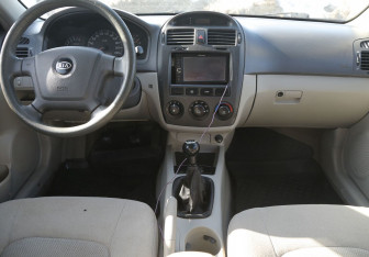 Подержанный автомобиль Kia Cerato Sedan 2006 года (12 фото)