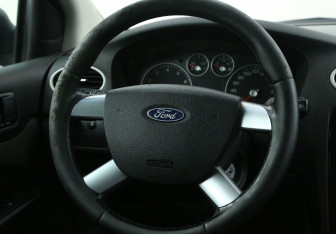 Подержанный автомобиль Ford Focus Sedan 2006 года (16 фото)