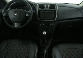Подержанный автомобиль Renault Sandero 2016 года (12 фото)
