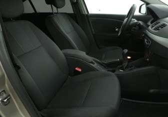 Подержанный автомобиль Renault Fluence 2013 года (10 фото)