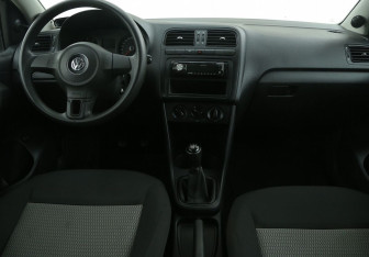 Подержанный автомобиль Volkswagen Polo Sedan 2013 года (12 фото)