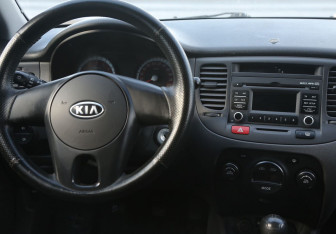 Подержанный автомобиль Kia Rio Sedan 2009 года (14 фото)