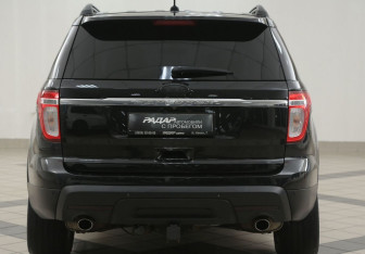 Подержанный автомобиль Ford Explorer 2011 года (3 фото)