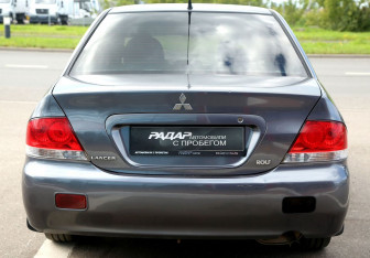 Подержанный автомобиль Mitsubishi Lancer Sedan 2004 года (5 фото)