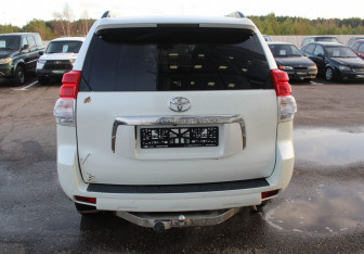 Подержанный автомобиль Toyota Land Cruiser Prado 2011 года (6 фото)