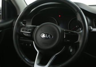 Подержанный автомобиль Kia Rio Sedan 2018 года (16 фото)
