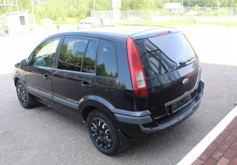 Подержанный автомобиль Ford Fusion 2006 года (5 фото)