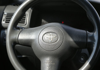 Подержанный автомобиль Toyota Corolla Sedan 2004 года (16 фото)