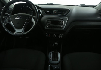 Подержанный автомобиль Kia Rio Sedan 2016 года (12 фото)
