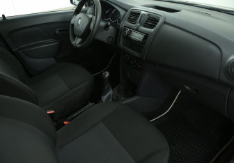 Подержанный автомобиль Renault Sandero 2015 года (9 фото)