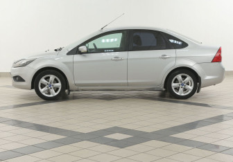 Подержанный автомобиль Ford Focus Sedan 2010 года (7 фото)