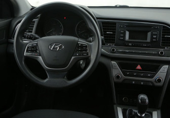 Подержанный автомобиль Hyundai Elantra Sedan 2017 года (14 фото)