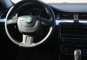 Подержанный автомобиль Skoda Superb Liftback 2011 года (14 фото)