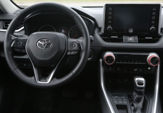Подержанный автомобиль Toyota RAV4 2020 года (14 фото)