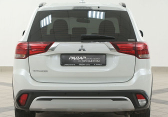 Подержанный автомобиль Mitsubishi Outlander 2022 года (3 фото)
