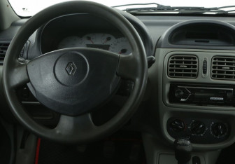 Подержанный автомобиль Renault Symbol 2004 года (14 фото)