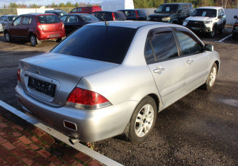 Подержанный автомобиль Mitsubishi Lancer Sedan 2005 года (7 фото)